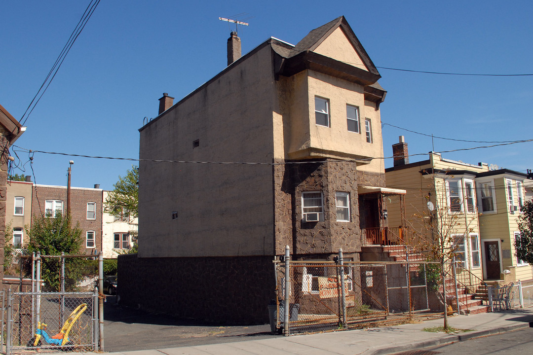 122-132 34th St in Union City, NJ - Building Photo