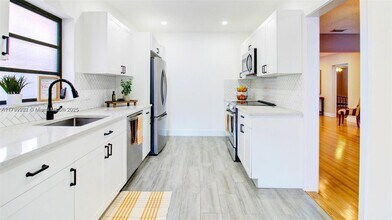 6110 S Waterway Dr in Miami, FL - Building Photo - Building Photo