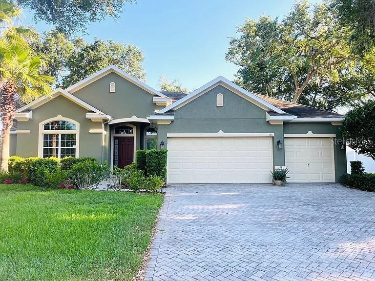 105 E Blue Water Edge Dr in Eustis, FL - Foto de edificio