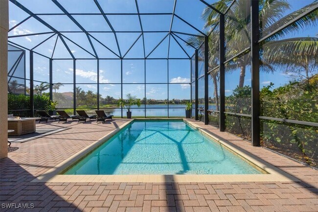 13905 Luna Dr in Naples, FL - Foto de edificio - Building Photo