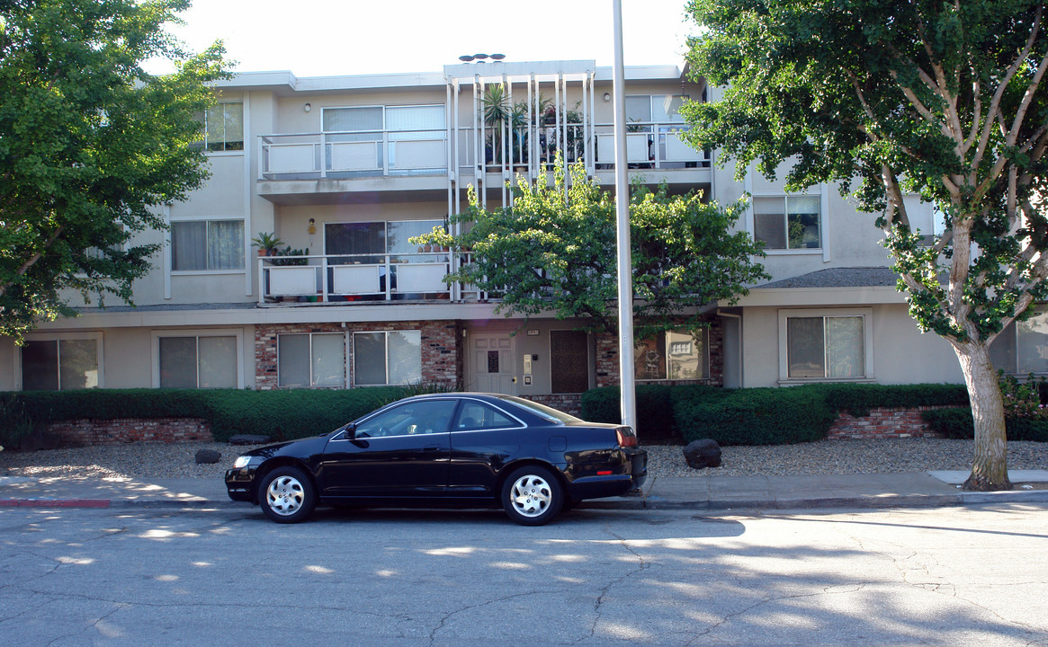 20 E Santa Inez Ave in San Mateo, CA - Building Photo