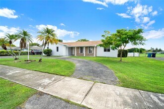 15425 Palmetto Lake Dr in Miami, FL - Building Photo - Building Photo