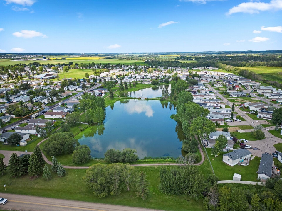 Parkland Village in Spruce Grove, AB - Building Photo