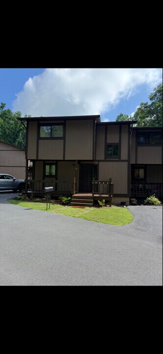 24204 Woodridge Cir in Bristol, VA - Building Photo