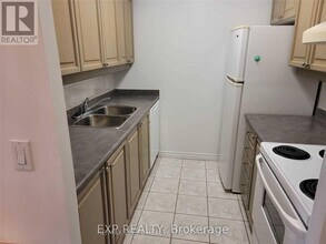 18 Sommerset Way in Toronto, ON - Building Photo - Building Photo