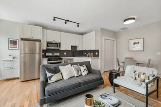 648 W Wrightwood Ave, Unit 409 in Chicago, IL - Building Photo - Building Photo