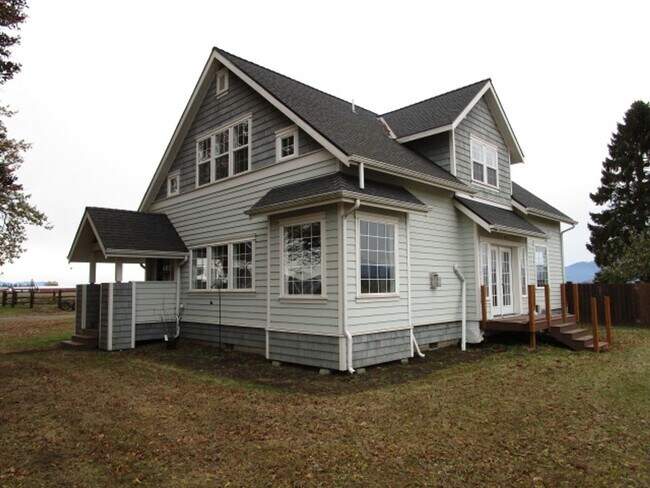 15057 Field Rd in Bow, WA - Foto de edificio - Building Photo