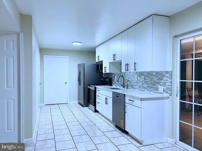 8186 Paper Birch Dr in Lorton, VA - Building Photo - Building Photo