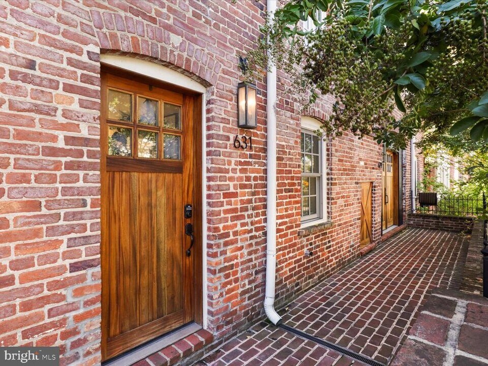631 D St SE in Washington, DC - Building Photo
