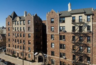 Elm Towers in Astoria, NY - Foto de edificio - Building Photo