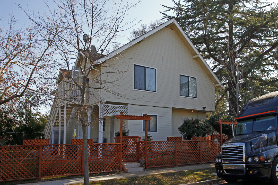 1503 El Monte Ave in Sacramento, CA - Foto de edificio