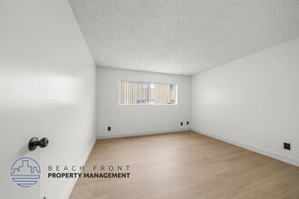 925 N. Inglewood Ave. in Inglewood, CA - Foto de edificio - Building Photo