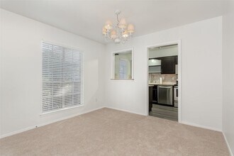 6015 E University Blvd, Unit 223G in Dallas, TX - Foto de edificio - Building Photo