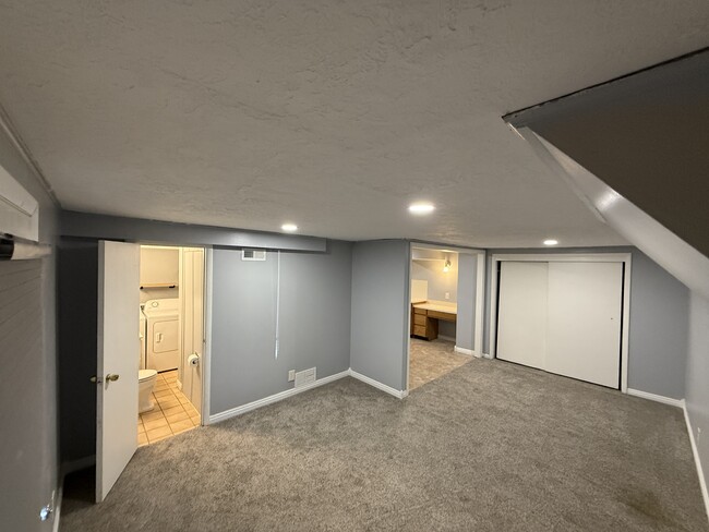 3252 Jackson Ave, Unit Basement