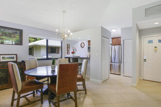 825 Club Dr in Palm Beach Gardens, FL - Building Photo - Building Photo