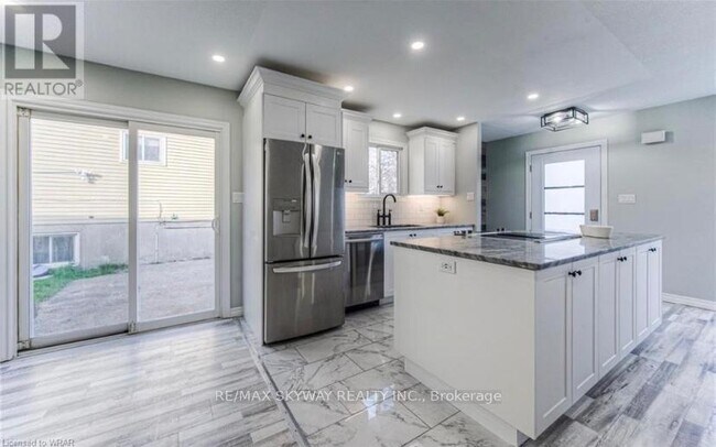 238 B Northlake Dr in Waterloo, ON - Building Photo - Building Photo