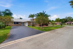 676 NW 107th Ln in Coral Springs, FL - Building Photo