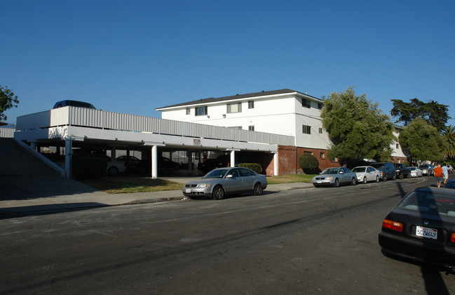 Embarcadero Apartments in Isla Vista, CA - Building Photo - Building Photo