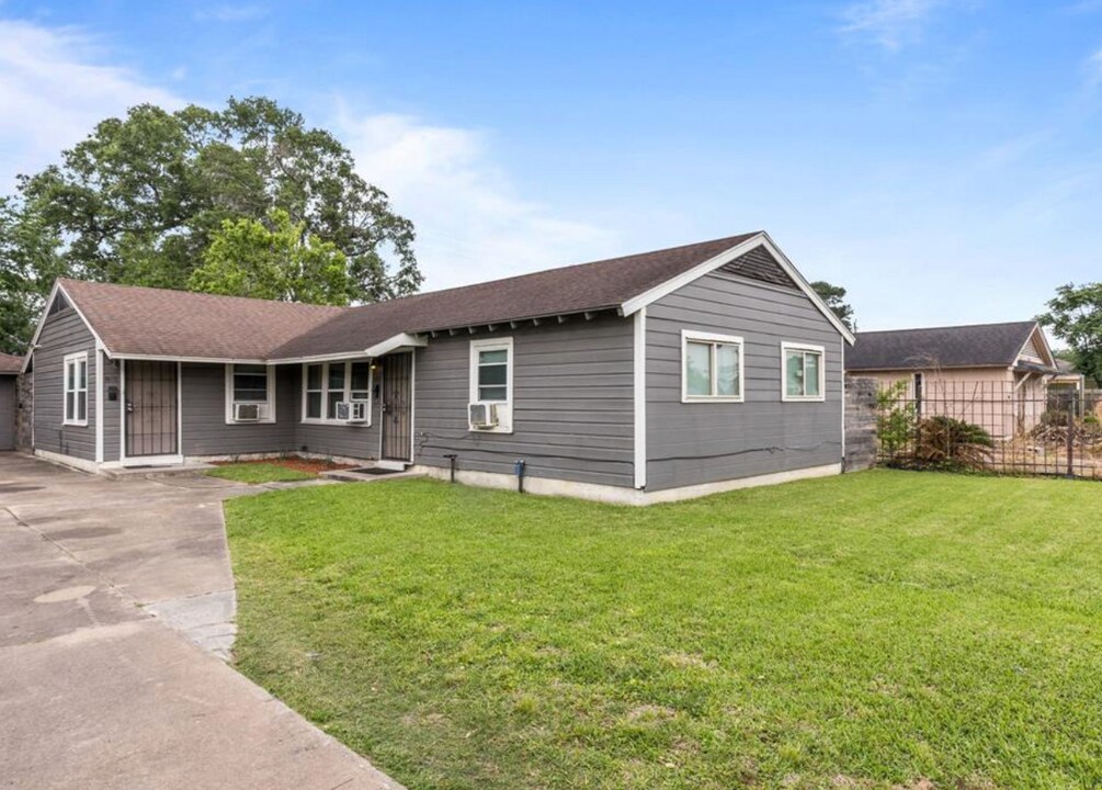 4817 Griggs Rd in Houston, TX - Building Photo