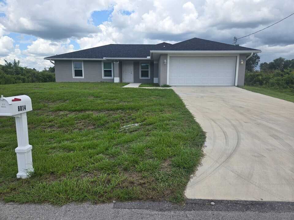 6014 Laura Ave N in Lehigh Acres, FL - Building Photo