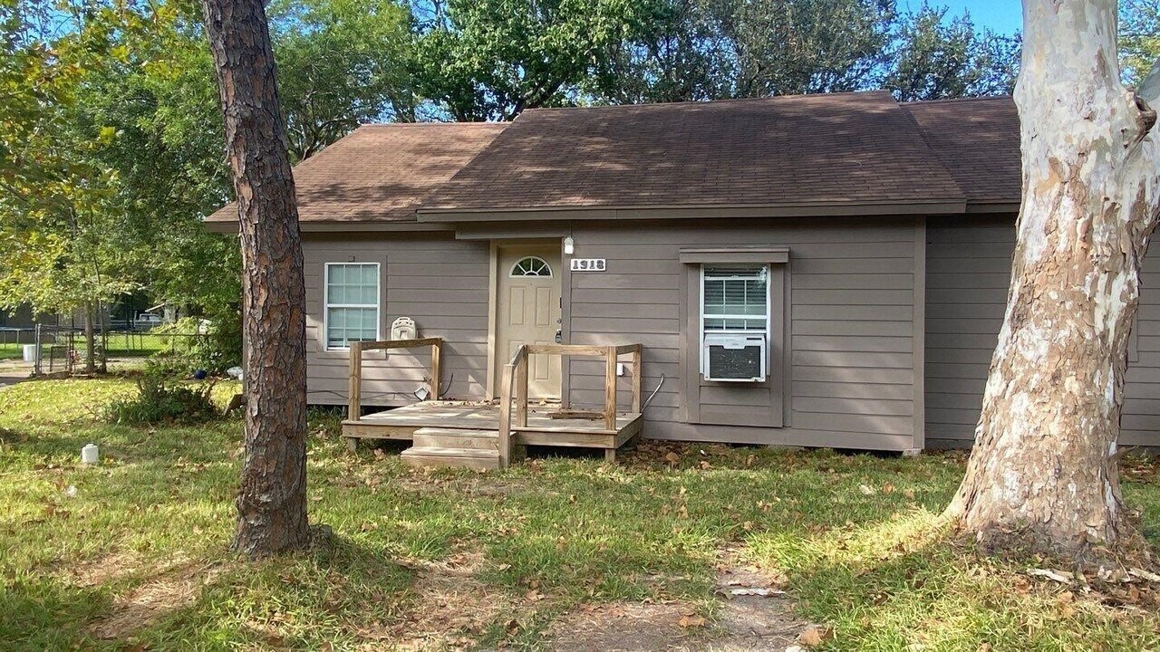 1918 Oleander in La Marque, TX - Building Photo