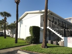 Beachside Apartments in Daytona Beach, FL - Building Photo - Building Photo