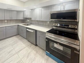 5922 NW 21st St in Lauderhill, FL - Building Photo - Building Photo