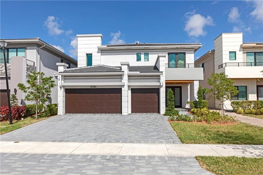 10765 Passage Way in Parkland, FL - Foto de edificio