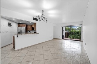 9421 Fontainebleau Blvd in Miami, FL - Foto de edificio - Building Photo