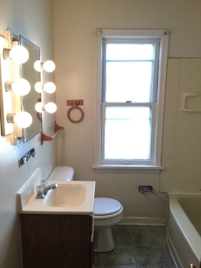 property at 2827 W Bobolink Ave