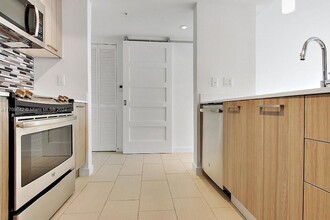 1756 N Bayshore Dr, Unit 17O in Miami, FL - Foto de edificio - Building Photo