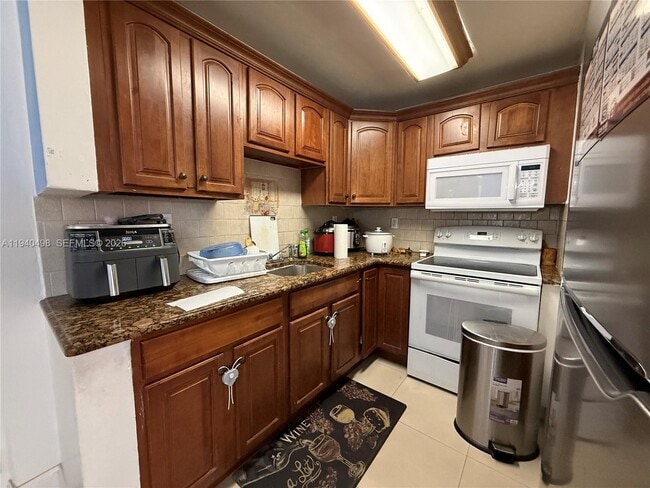 495 NW 72nd Ave in Miami, FL - Building Photo - Building Photo