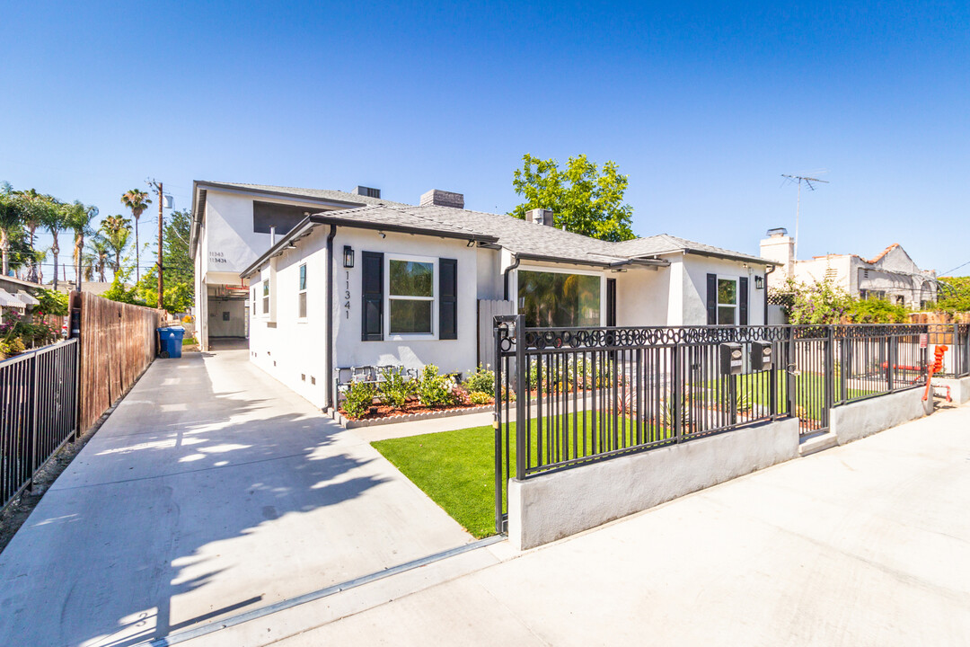 11341 Hatteras St in North Hollywood, CA - Building Photo