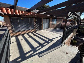 220 Brookside Ln in Las Vegas, NV - Building Photo - Building Photo