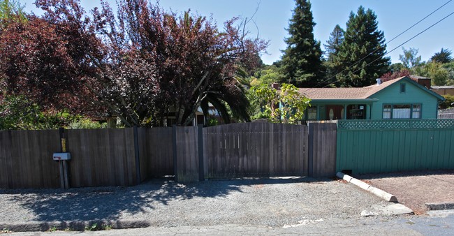 233 Evergreen Ave in Mill Valley, CA - Foto de edificio - Building Photo