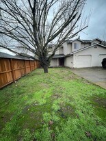 1096-1098 W Regis St in Stayton, OR - Building Photo