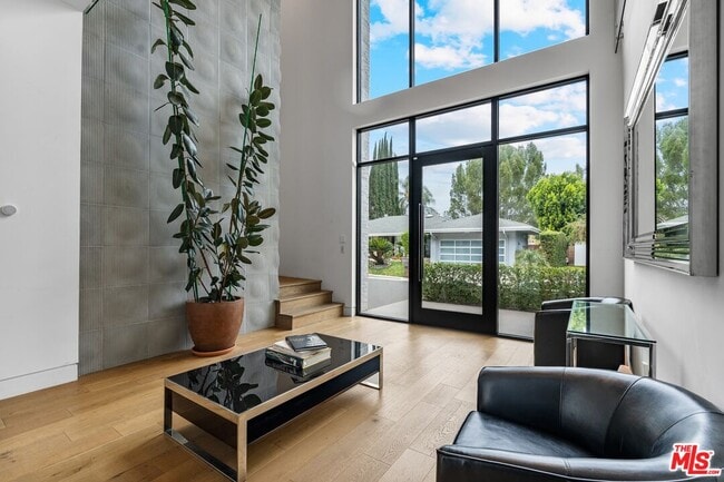 3553 Alana Dr in Los Angeles, CA - Building Photo - Building Photo