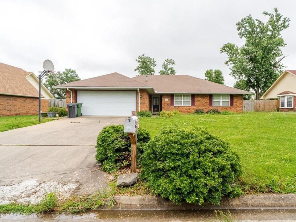 1005 N Flamingo Rd in Rogers, AR - Building Photo