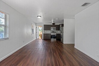 323 NW 97th St, Unit 1 in Miami, FL - Foto de edificio - Building Photo