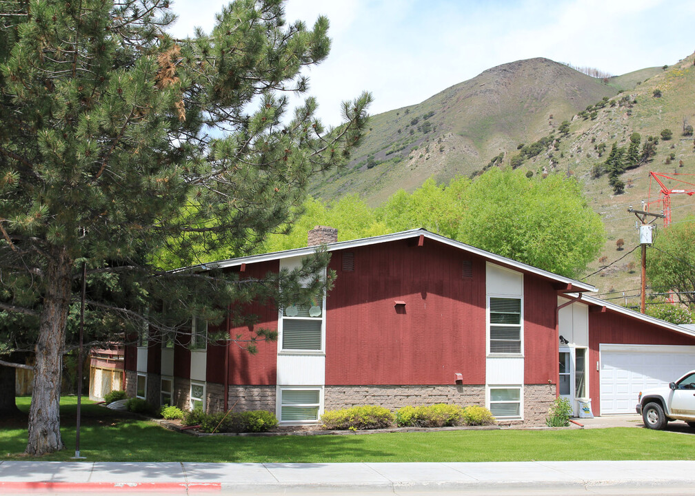 365 Flat Creek Dr in Jackson, WY - Building Photo