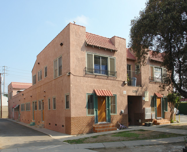 1205 N Stafford St in Santa Ana, CA - Foto de edificio - Building Photo