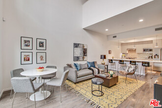 1342 Hayworth Ave, Unit 206 in West Hollywood, CA - Building Photo - Building Photo