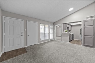 Trinity Village Apartments in Dallas, TX - Foto de edificio - Building Photo