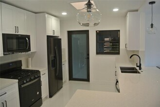 10230 Dolphin Rd in Cutler Bay, FL - Building Photo - Building Photo