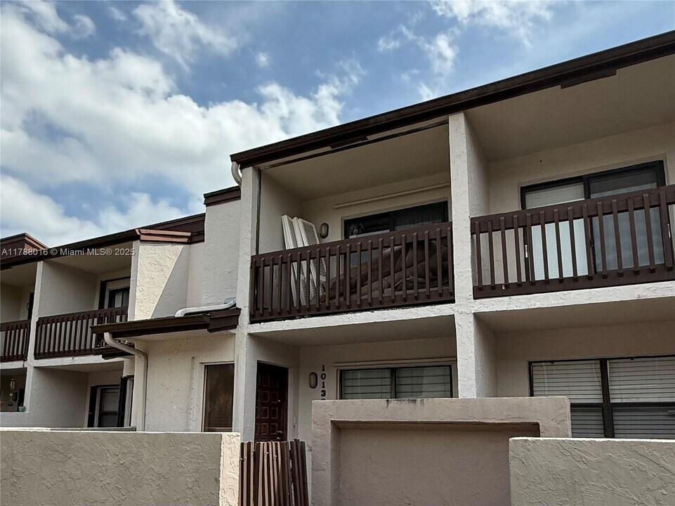 10136 NW 41st St in Doral, FL - Foto de edificio