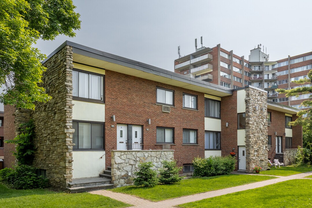 184 Thompson Boul in St. Laurent, QC - Building Photo