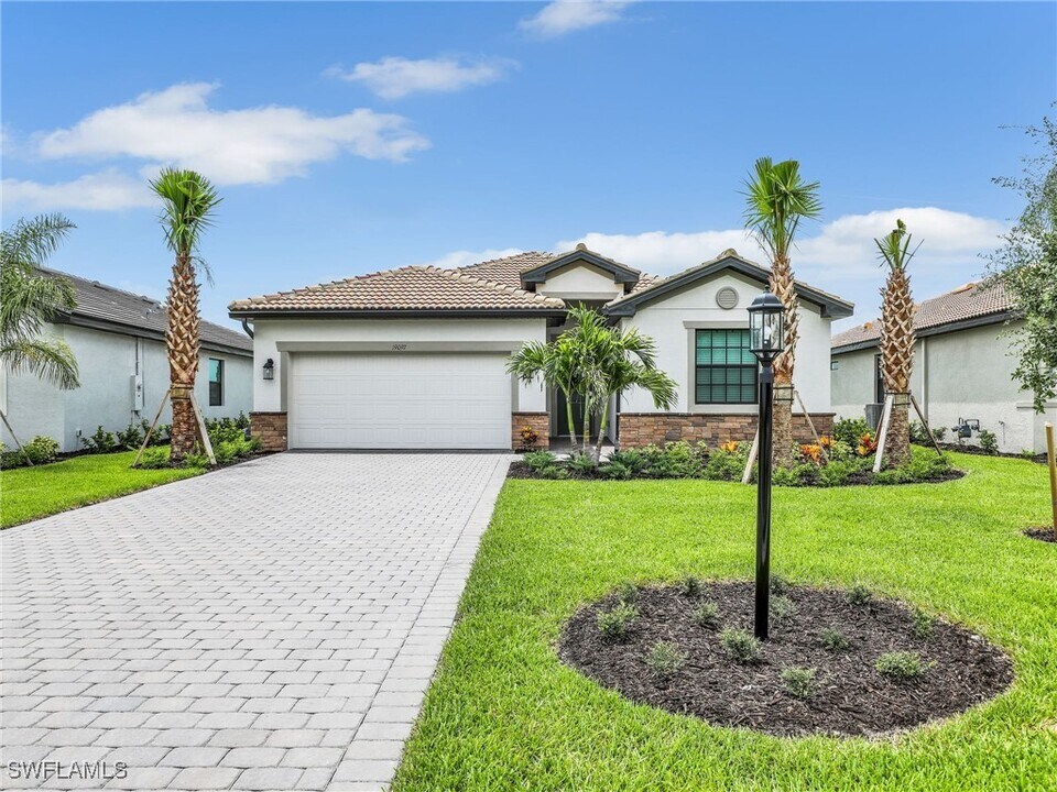 19097 Hinkley Dr in Estero, FL - Building Photo