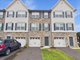 1526 Brookstone Pl in Hellertown, PA - Building Photo