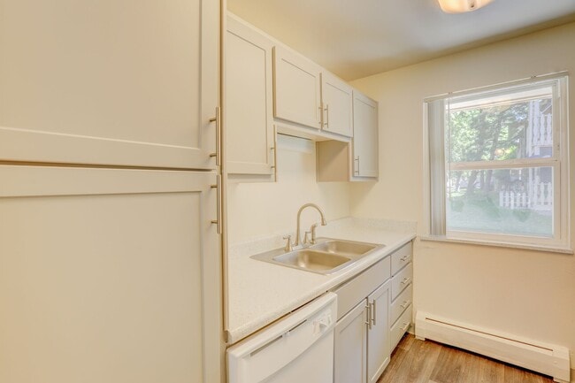 Edelweiss Apartments in Lakewood, CO - Foto de edificio - Building Photo