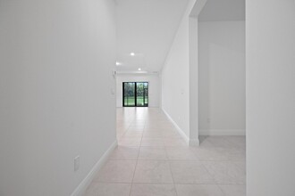 5546 St Armands Way in Westlake, FL - Building Photo - Building Photo